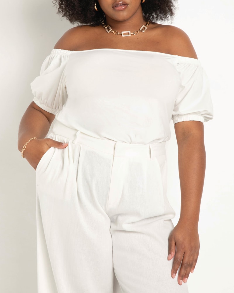Front of a model wearing a size 14|16 Olivia Puff Sleeve Top in Soft White by ELOQUII. | dia_product_style_image_id:203995